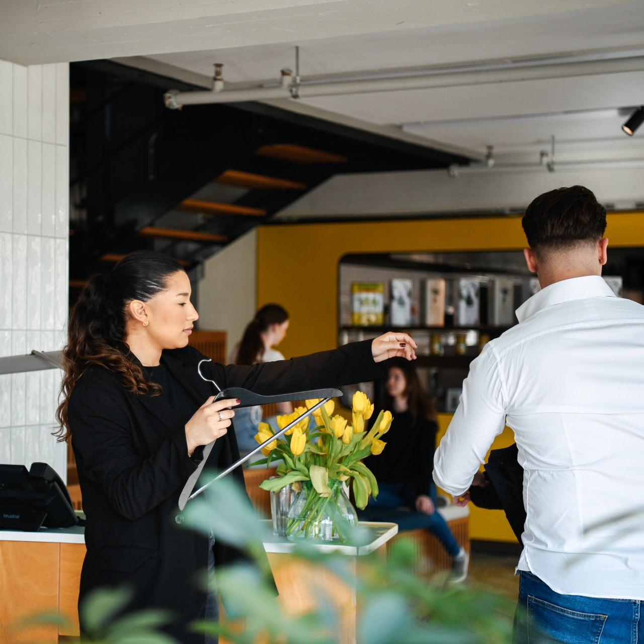 Hostess of host inhuren staff direct